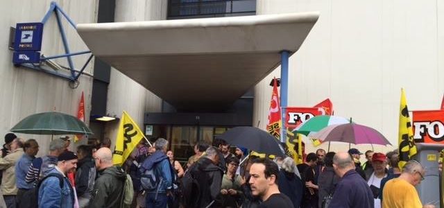 Marche contre la fermeture de 6 bureaux de Poste à Grenoble. Marche contre la fermeture de 6 bureaux de Poste à Grenoble.
